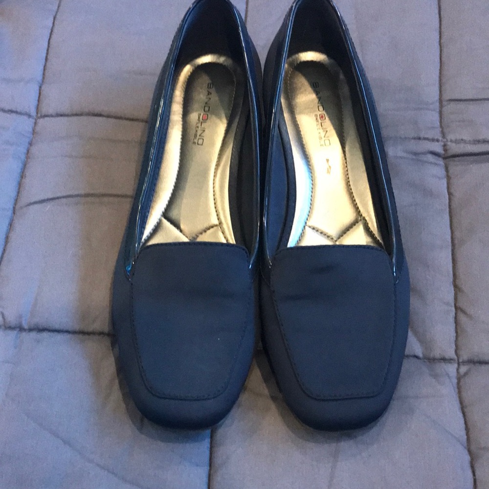 Bandolino navy loafers, slight heel